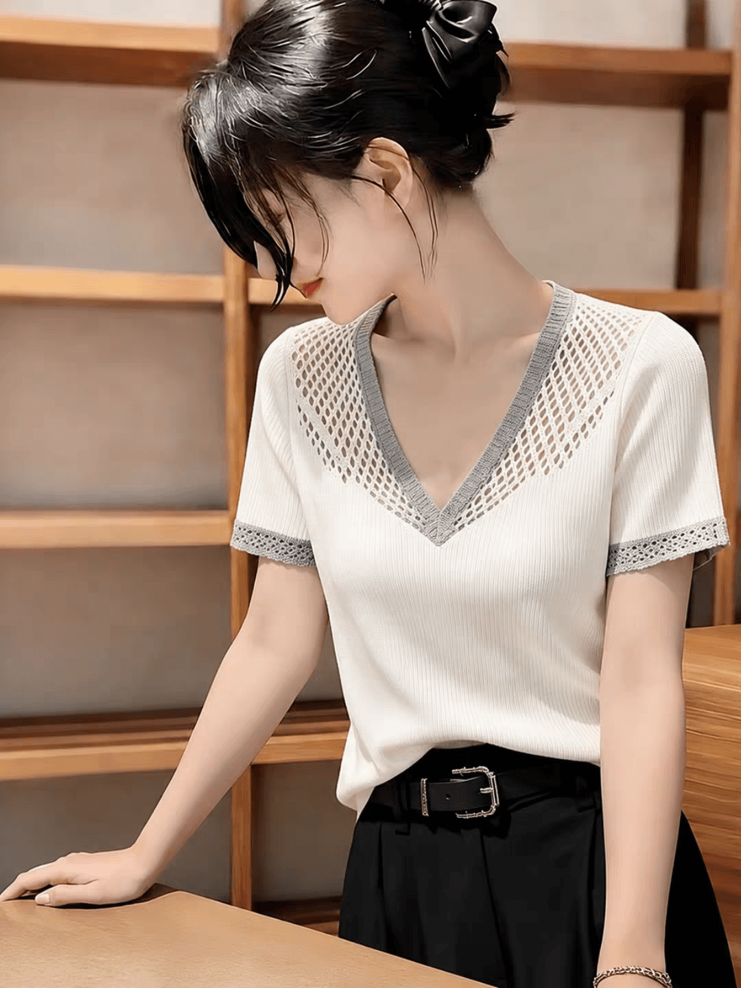 레트로 화이트 홀로우 아웃 V넥 반팔 니트 스웨터 여성 2026 여름 새로운 고유 한 Chic 몸매 가꾸기 다용도 맨위 상세 이미지 4