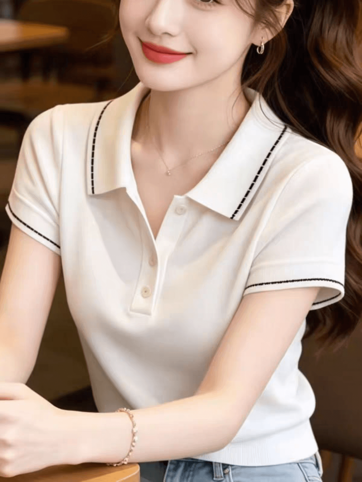 슈퍼 화재 연령 감소 화이트 POLO 칼라 니트 반팔 여성 여름 2026 새로운 디자인 센스 얇은 스타일 니트 스웨터 맨위 상세 이미지 2