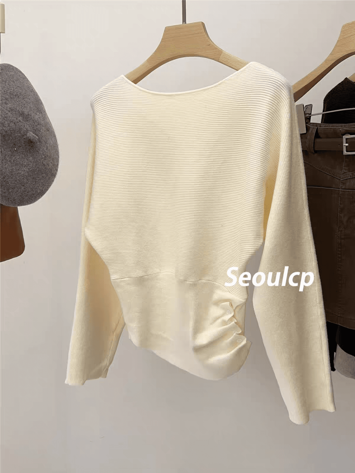 광저우 열세 개 한 물품 비스듬한 어깨 털 니트 스웨터 불규칙 허리 수축 배트윙 소매 보트넥 맨위 여성 고급 센스 이미지 3