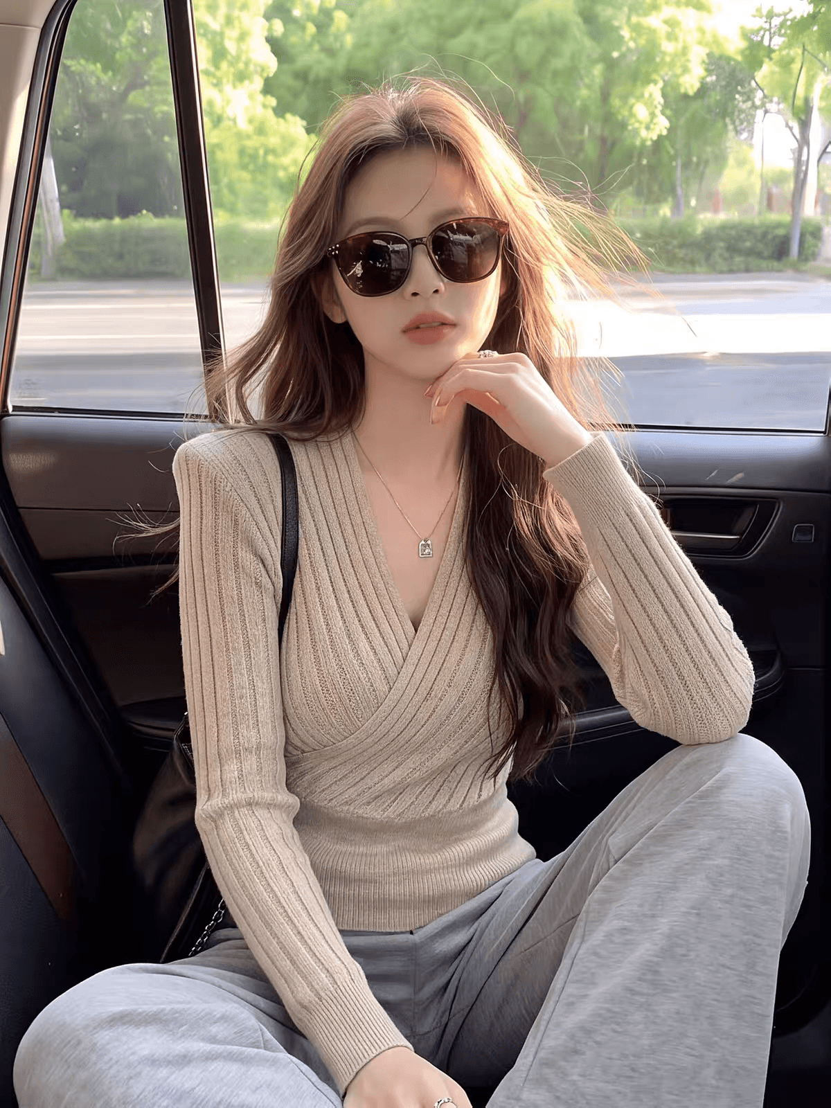 카키 색 V넥 니트 스웨터 여성 2026 가을 부드러운 바람 긍정적 인 어깨 십자가 디자인 인사이드 가져 가라. 외출용 긴팔 스웨터