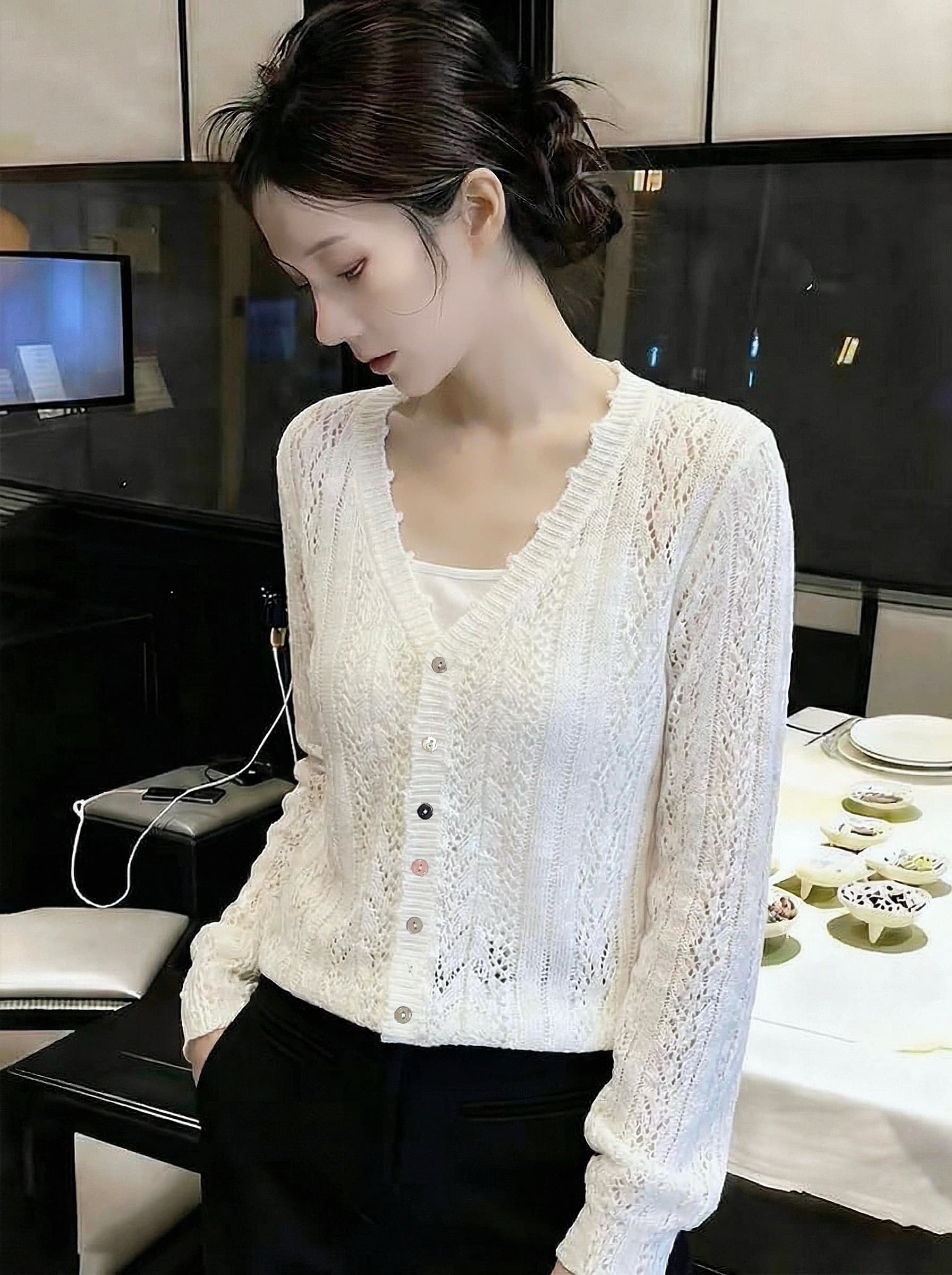 이른 가을 새로운 패션 다용도 화이트 니트 홀로우 아웃 오픈 가디건 미니멀리즘 연령 감소 색상 단추 긴팔 맨위 이미지 2