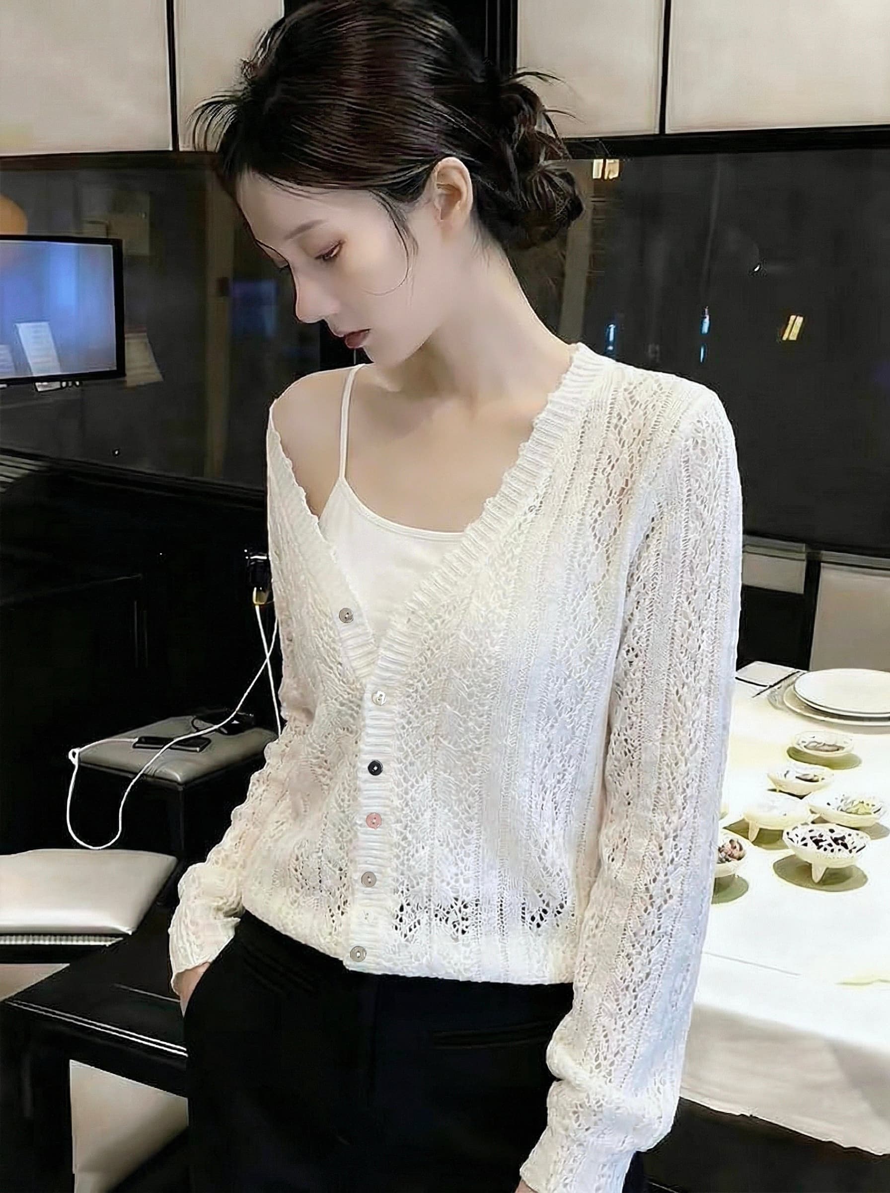 이른 가을 새로운 패션 다용도 화이트 니트 홀로우 아웃 오픈 가디건 미니멀리즘 연령 감소 색상 단추 긴팔 맨위 이미지 4
