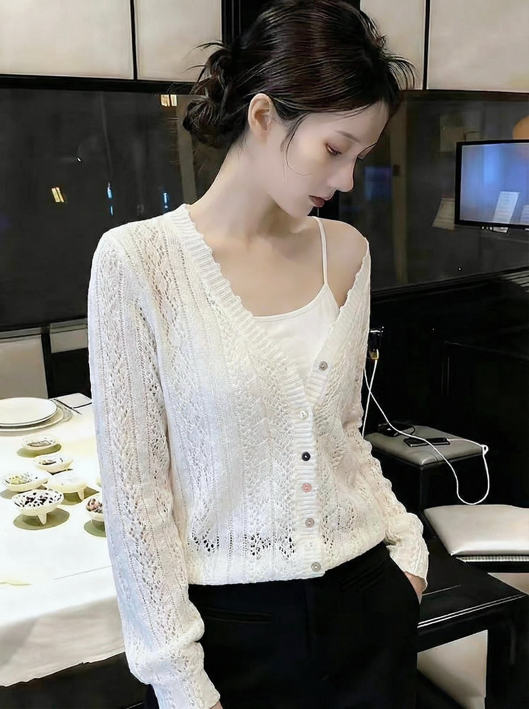 이른 가을 새로운 패션 다용도 화이트 니트 홀로우 아웃 오픈 가디건 미니멀리즘 연령 감소 색상 단추 긴팔 맨위 상세 이미지 2