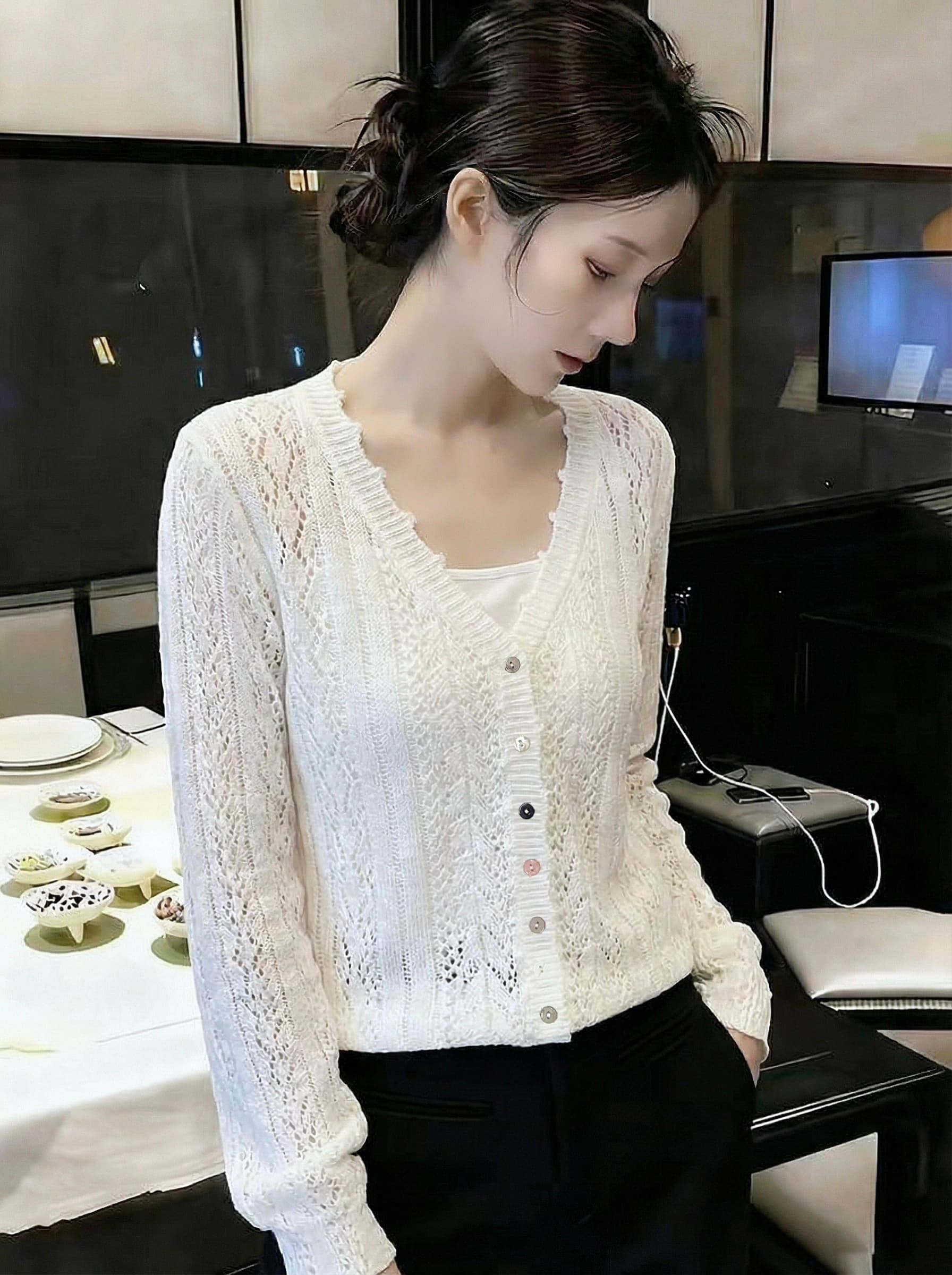 이른 가을 새로운 패션 다용도 화이트 니트 홀로우 아웃 오픈 가디건 미니멀리즘 연령 감소 색상 단추 긴팔 맨위 상세 이미지 4