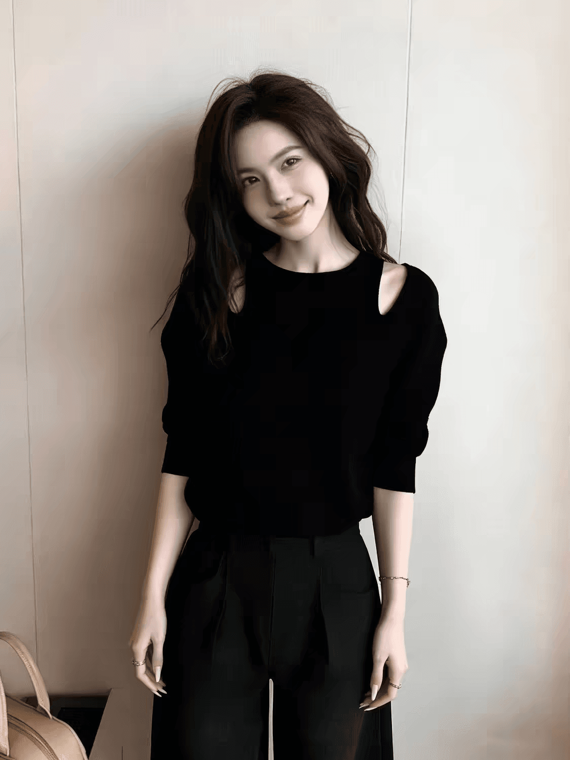 작은 키 이른 가을 프랑스식 디자인 센스 오프숄더 검정색 중간 소매 맨위 여성 고급 센스 품격 슬림해 보이는 패션 착용 가져 가라. 이미지 2