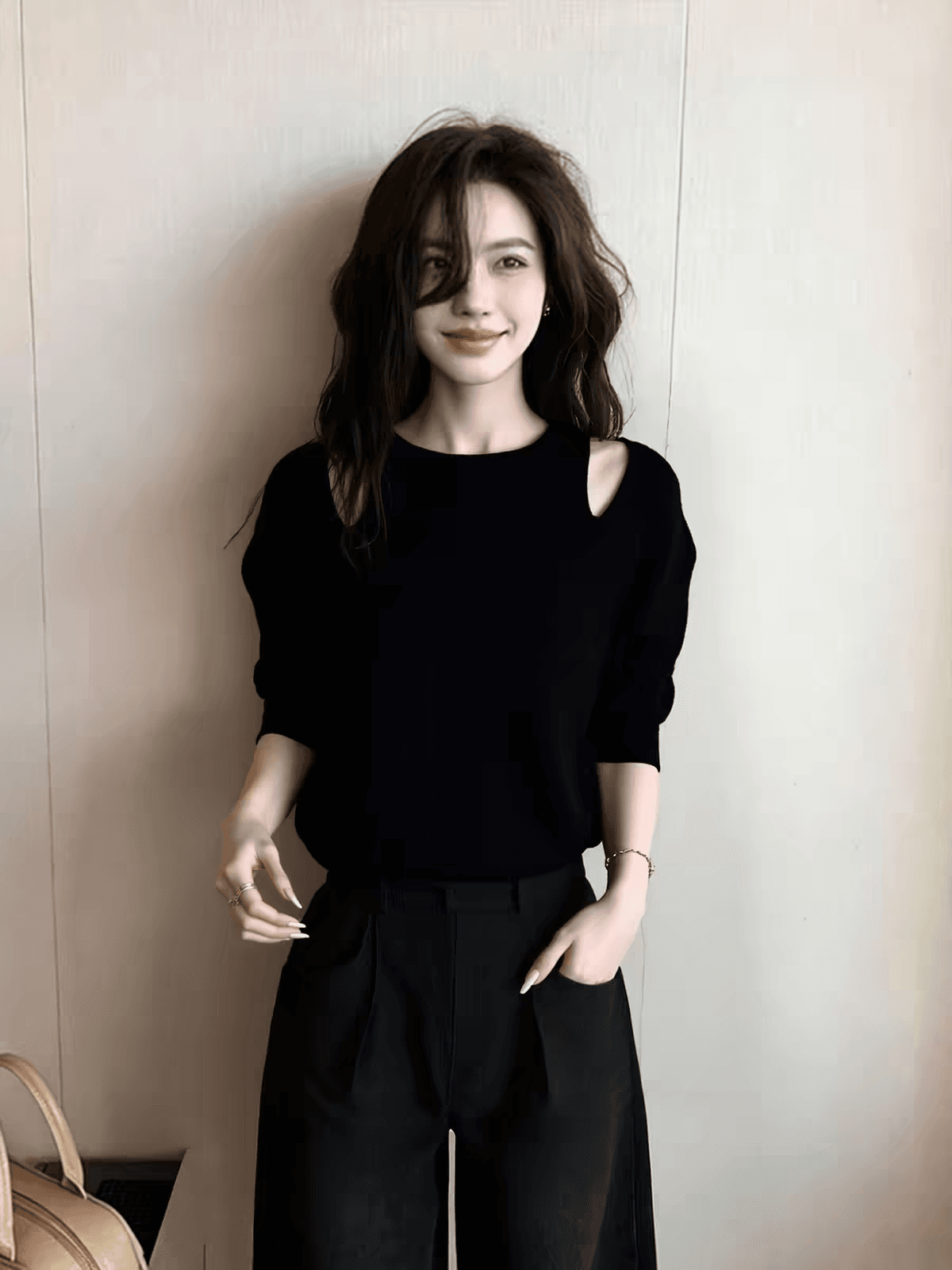 작은 키 이른 가을 프랑스식 디자인 센스 오프숄더 검정색 중간 소매 맨위 여성 고급 센스 품격 슬림해 보이는 패션 착용 가져 가라. 상세 이미지 1