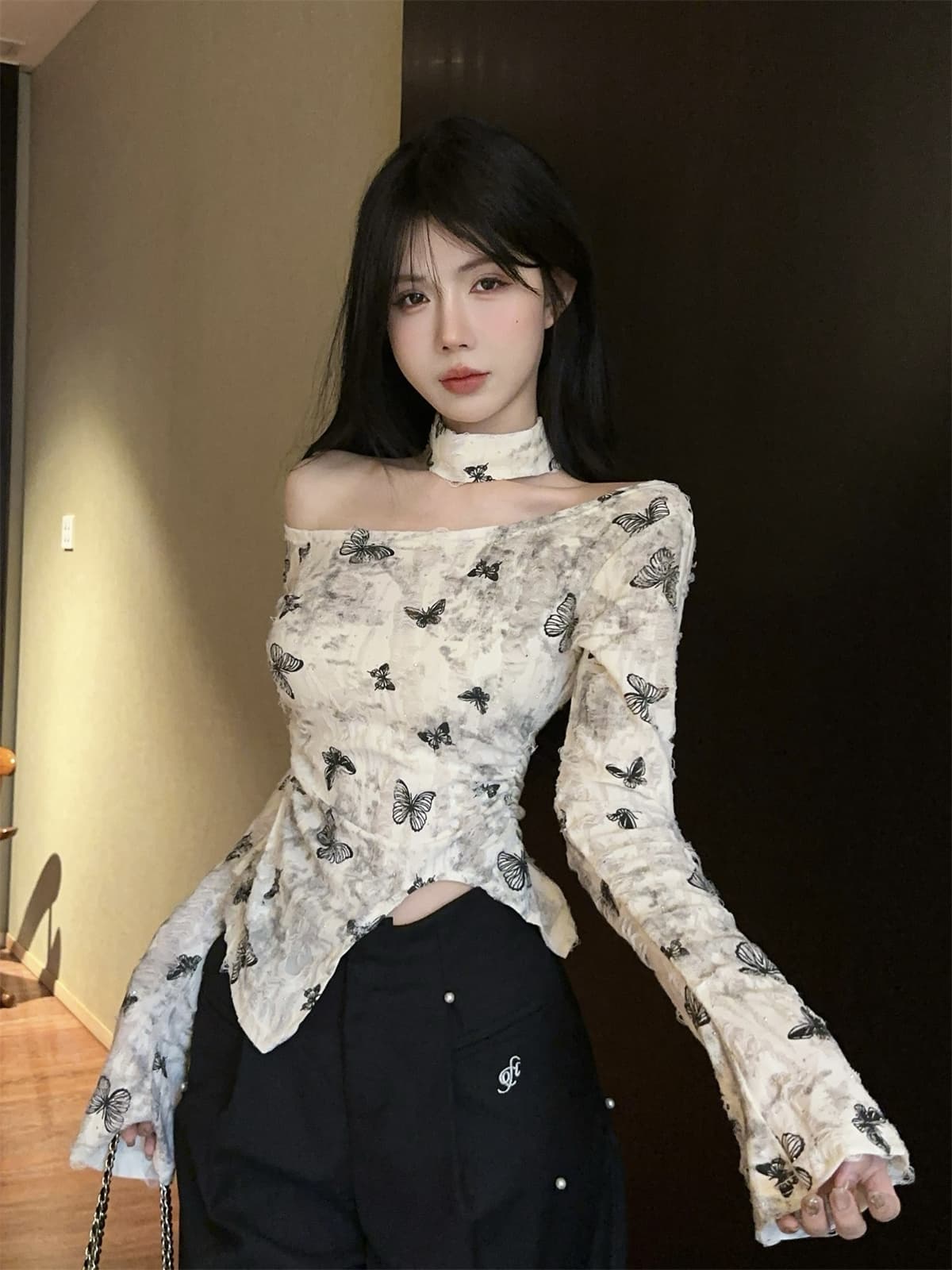 실사 정가 나비 프린트 긴팔 티셔츠 여성 핫걸 비스듬한 어깨 몸매 가꾸기 슬림해 보이는 주름 풀오버 맨위 트렌디 이미지 3