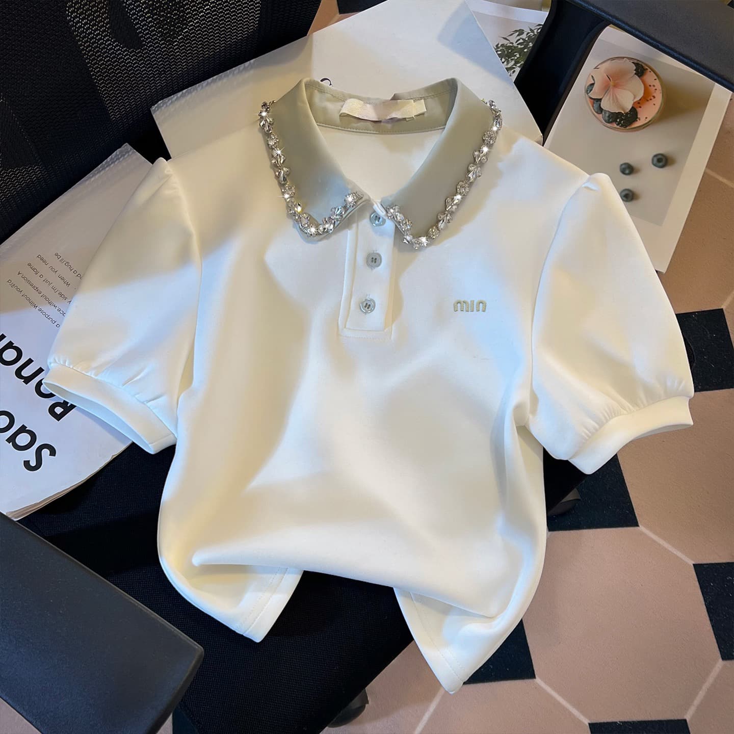 실사 miu 부서 패션 화이트 무거운 작업 비즈 박기 POLO 칼라 반팔 티셔츠 여성 2026 작은 키 학원 스타일 맨위