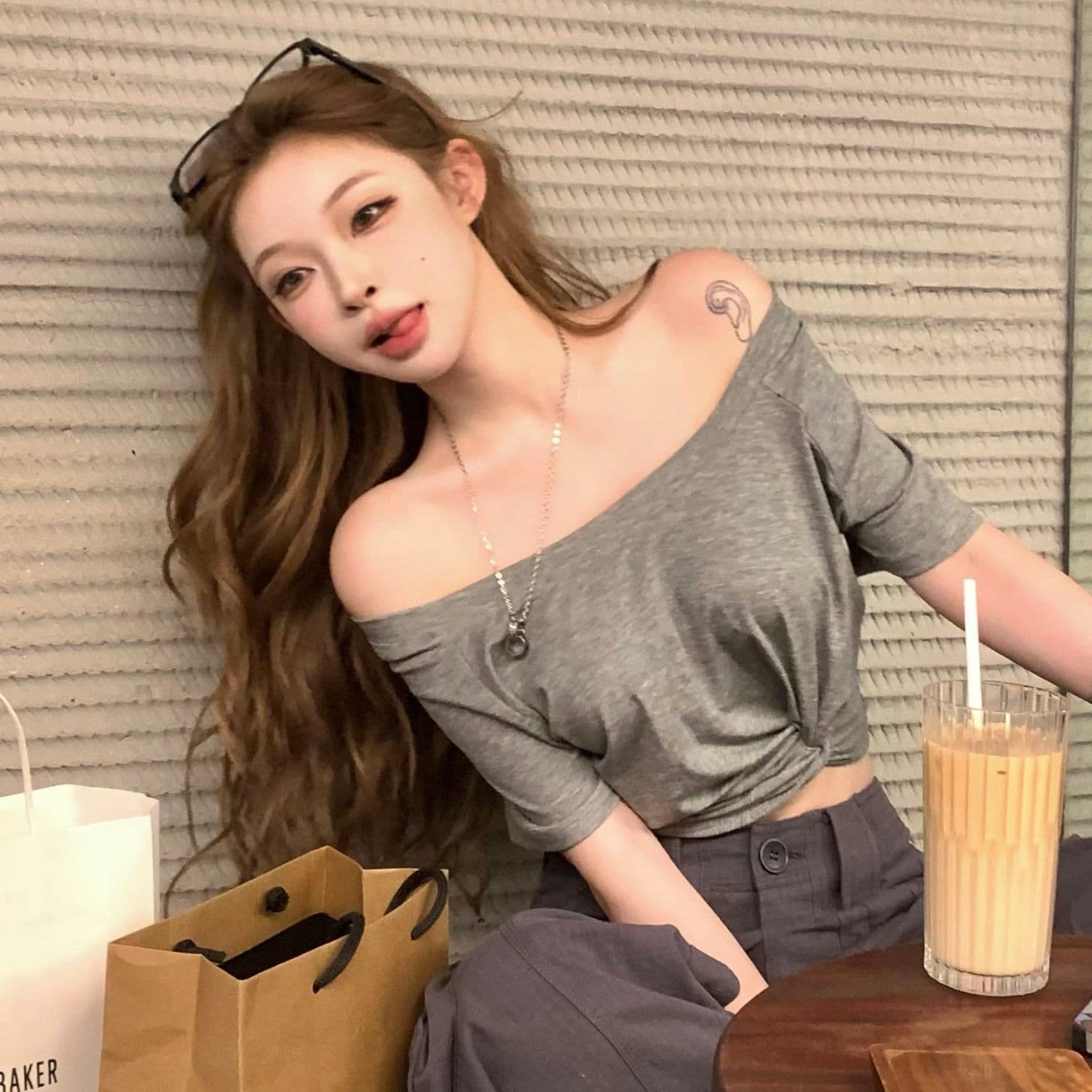 1 1 와 사고 방식 260g+ 원본 솜씨 섹시함 핫걸 오프숄더 비틀림 반팔 티셔츠 여성 상세 이미지 4