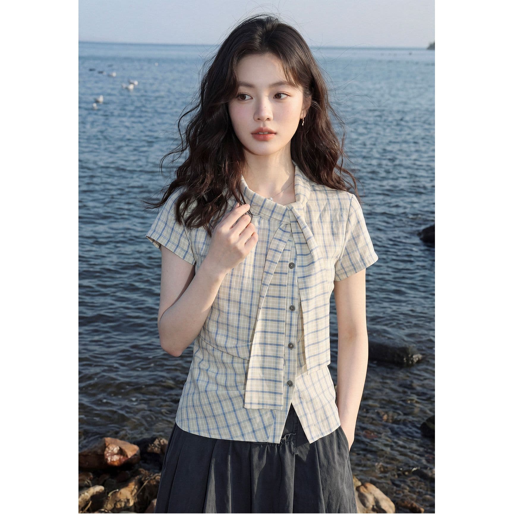 경관 그림 불규칙 블루 체크무늬 여성 셔츠 2026 여름 새로운 디자인 센스 반팔 허리 수축 맨위