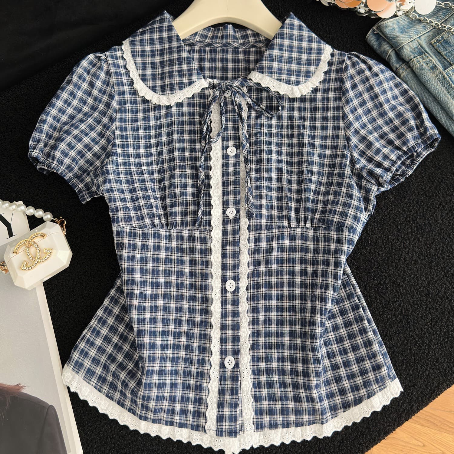 실사 체크무늬 반팔 셔츠 베이비 칼라 나비 넥타이 레이스 장식 측면 거품 소매 허리 수축 디자인 맨위