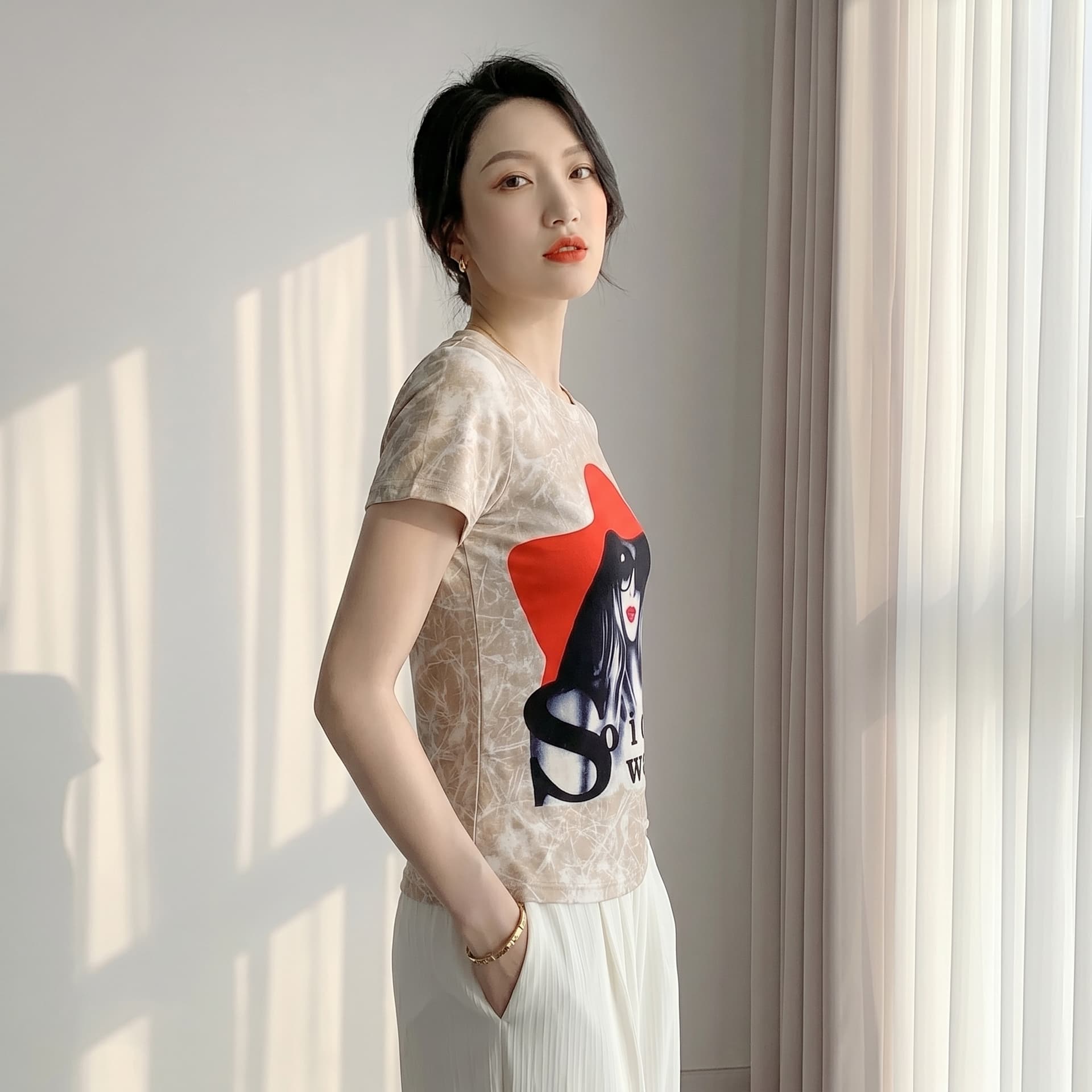 유럽 상품 2026 여름 새로운 패션 포지셔닝 프린트 반팔 티셔츠 기본 셔츠 몸매 가꾸기 맨위 여성 작은 셔츠 이미지 5