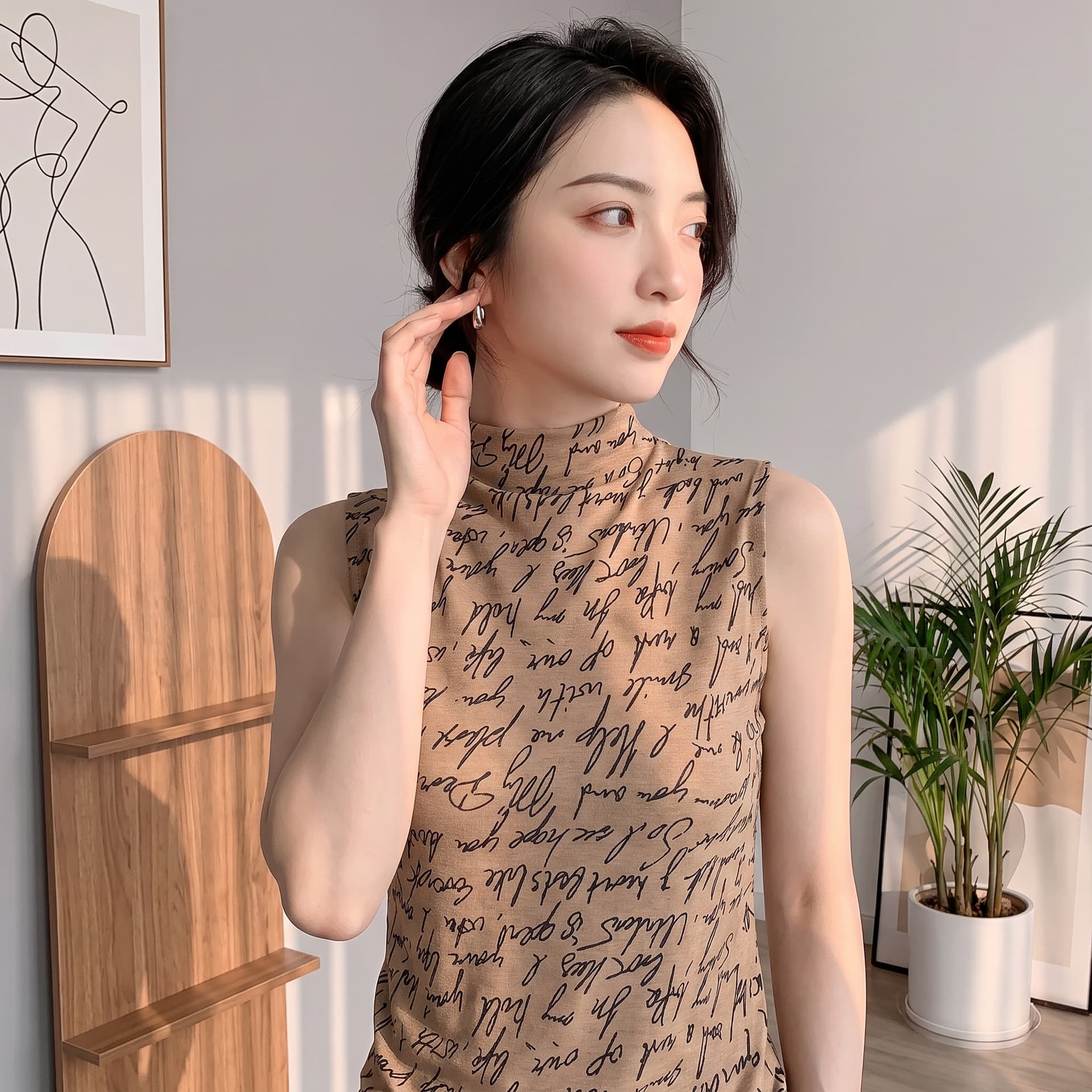 2026 가을 새로운 패션 알파벳 바퀴 프린트 민소매 반하이넥 티셔츠 여성 몸매 가꾸기 품격 맨위 작은 셔츠 상세 이미지 5