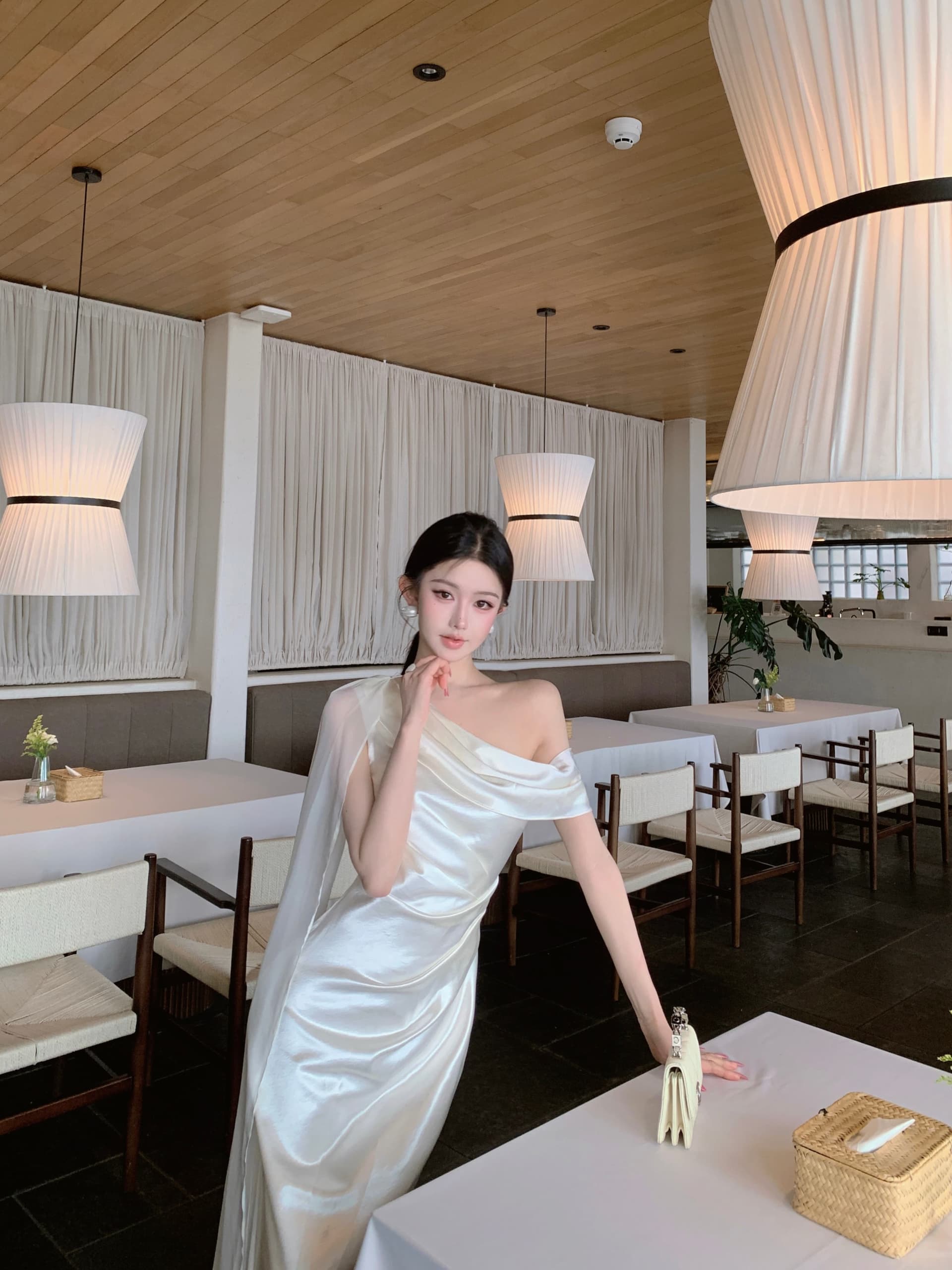 정가 실사 화이트 새틴 비스듬한 어깨 패션 Chic 우아함 드레스 고급 센스 리본 몸매 가꾸기 예복 상세 이미지 11