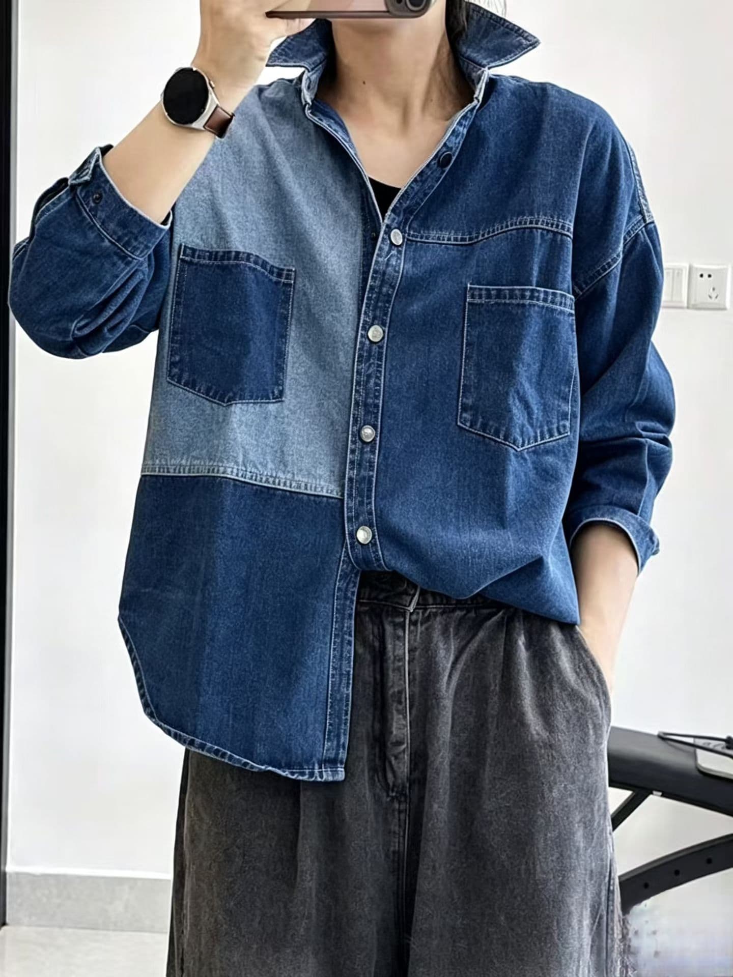 새로운 배색 패치워크 데님 여성 셔츠 봄 가을 루즈핏 빅 사이즈 느긋한 바람 레트로 워싱 더블 주머니 셔츠 외부 상세 이미지 1