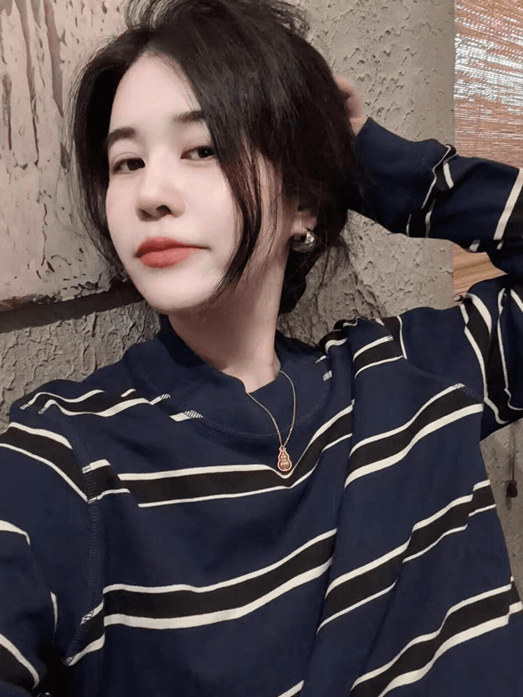 2026 년 이른 봄 작은 키 블루 색상 스트라이프 라운드 넥 없음 모자 후드티 여성 아메리칸 느긋한 루즈핏 쇼트 스타일 맨위 상세 이미지 3