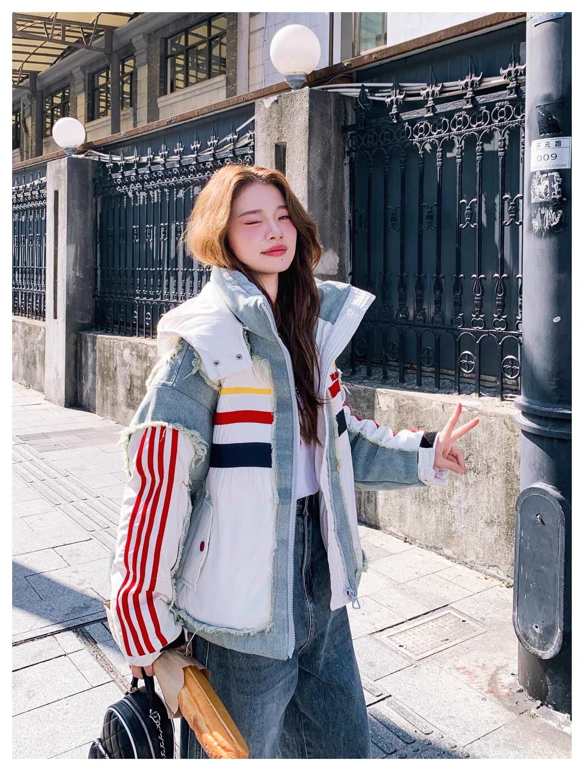 2026 겨울 새로운 레트로 데님 거친 가장자리 패치워크 다운 재킷 여성 후드 화이트 덕 다운 루즈핏 운동 바람 재킷 상세 이미지 10
