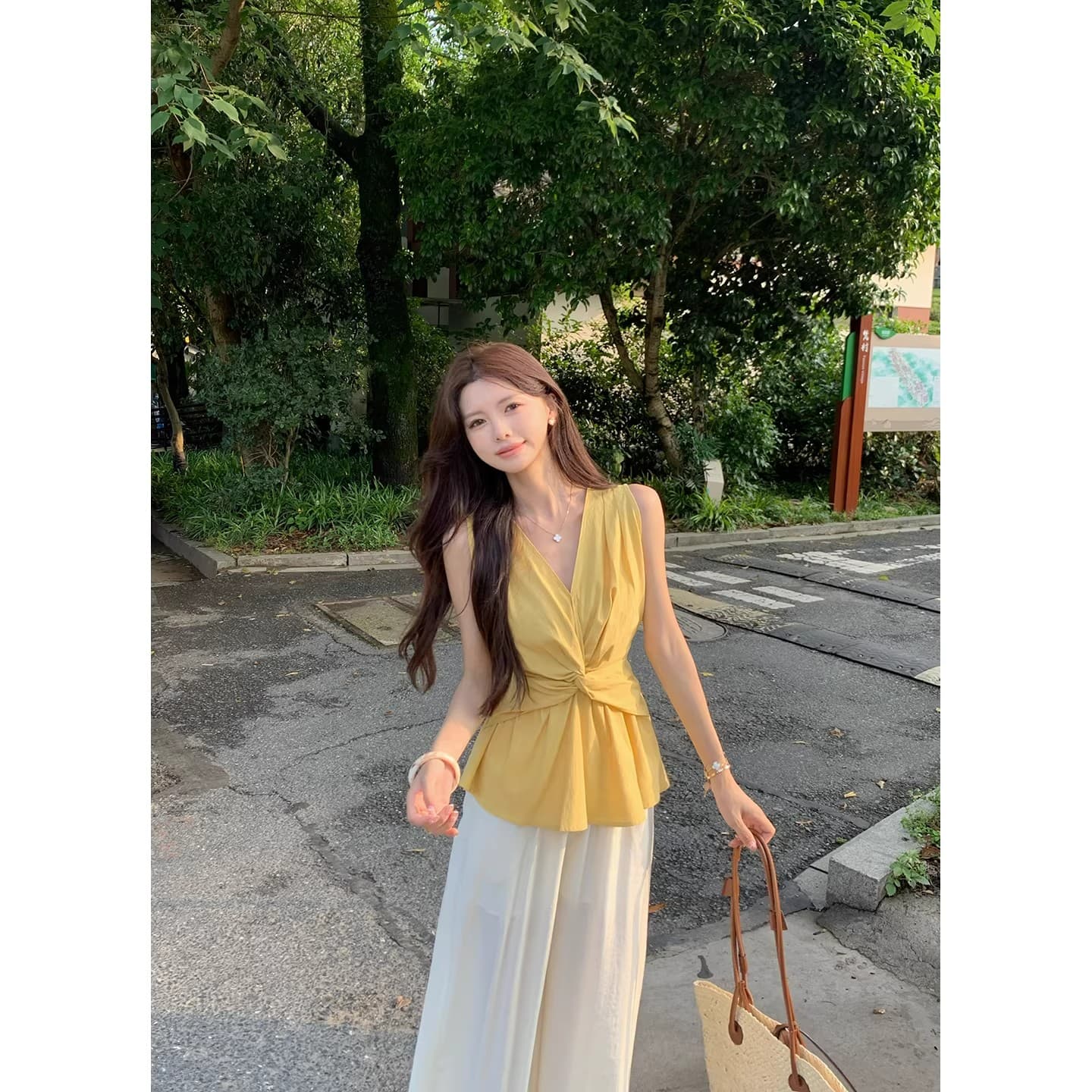 V넥 비틀림 허리 수축 민소매 셔츠 2026 여름 여성 단색 쇼트 스타일 슬림해 보이는 조끼 맨위 이미지 2