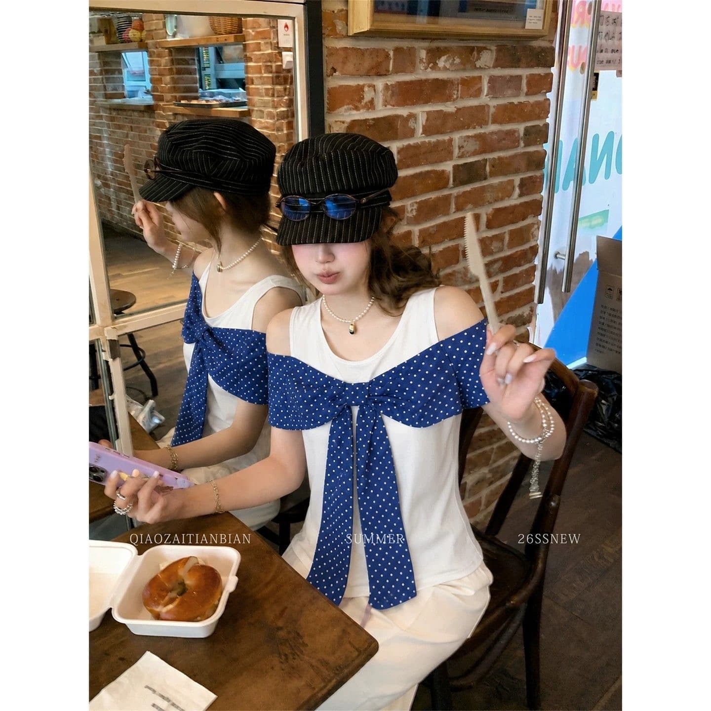 다리 있음 하늘 한 부서 페이크 레이어드 화이트 오프숄더 티셔츠 여성 디자인 센스 도트 무늬 나비 매듭 몸매 가꾸기 반팔 맨위 이미지 2