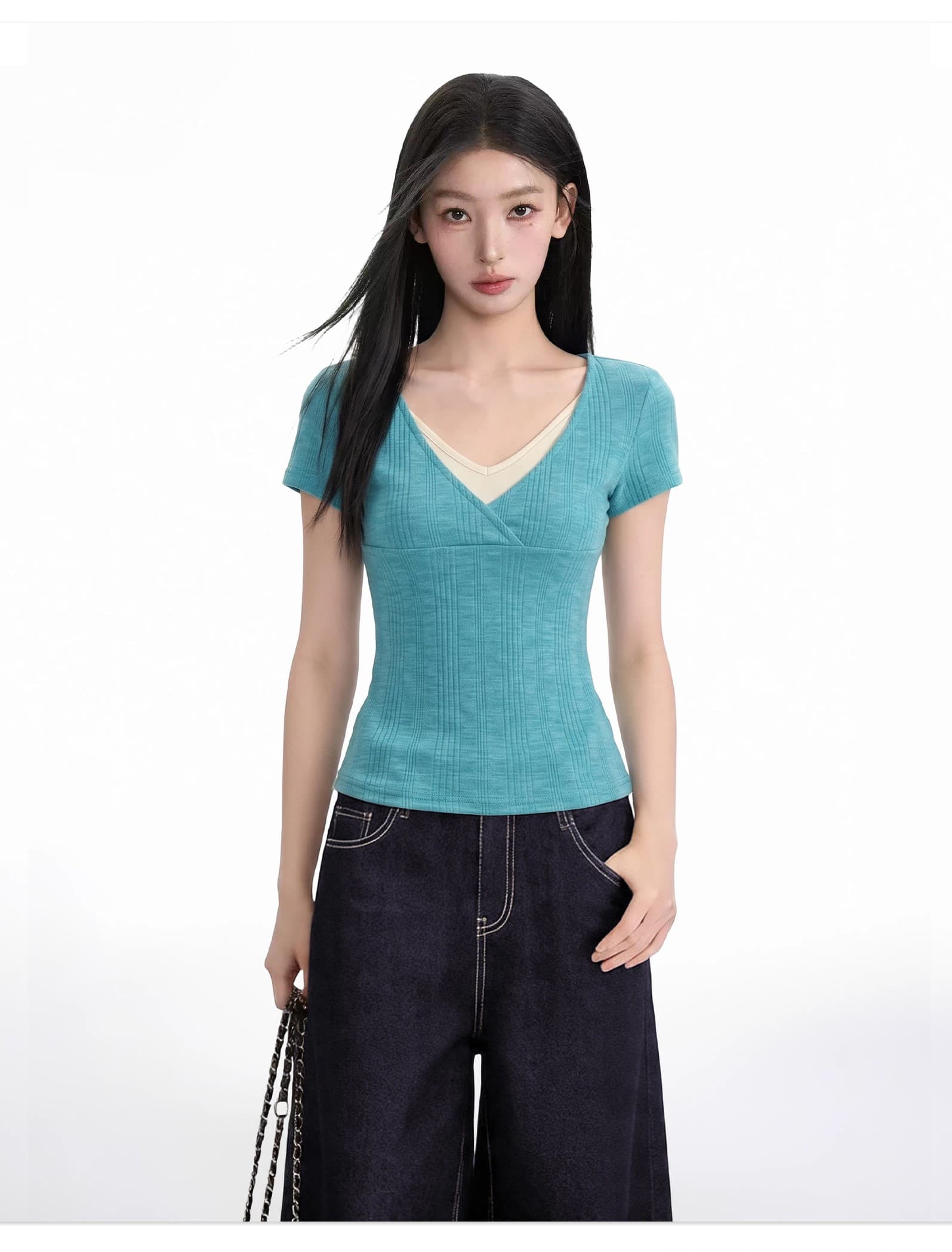 파란색 페이크 레이어드 V넥 긍정적 인 어깨 반팔 티셔츠 여성 여름 여름 2026 새로운 쇼트 스타일 몸매 가꾸기 타이트 반소매 맨위 상세 이미지 3
