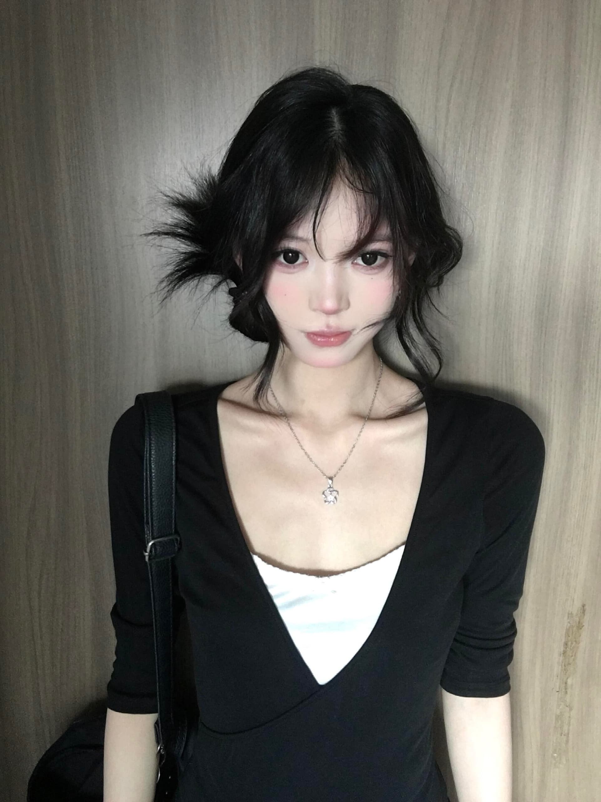 모달 사람들 면 검정색 V넥 페이크 레이어드 긴팔 티셔츠 여성 몸매 가꾸기 슬림해 보이는 기본 셔츠 한 첨부 된 의류 상세 이미지 2