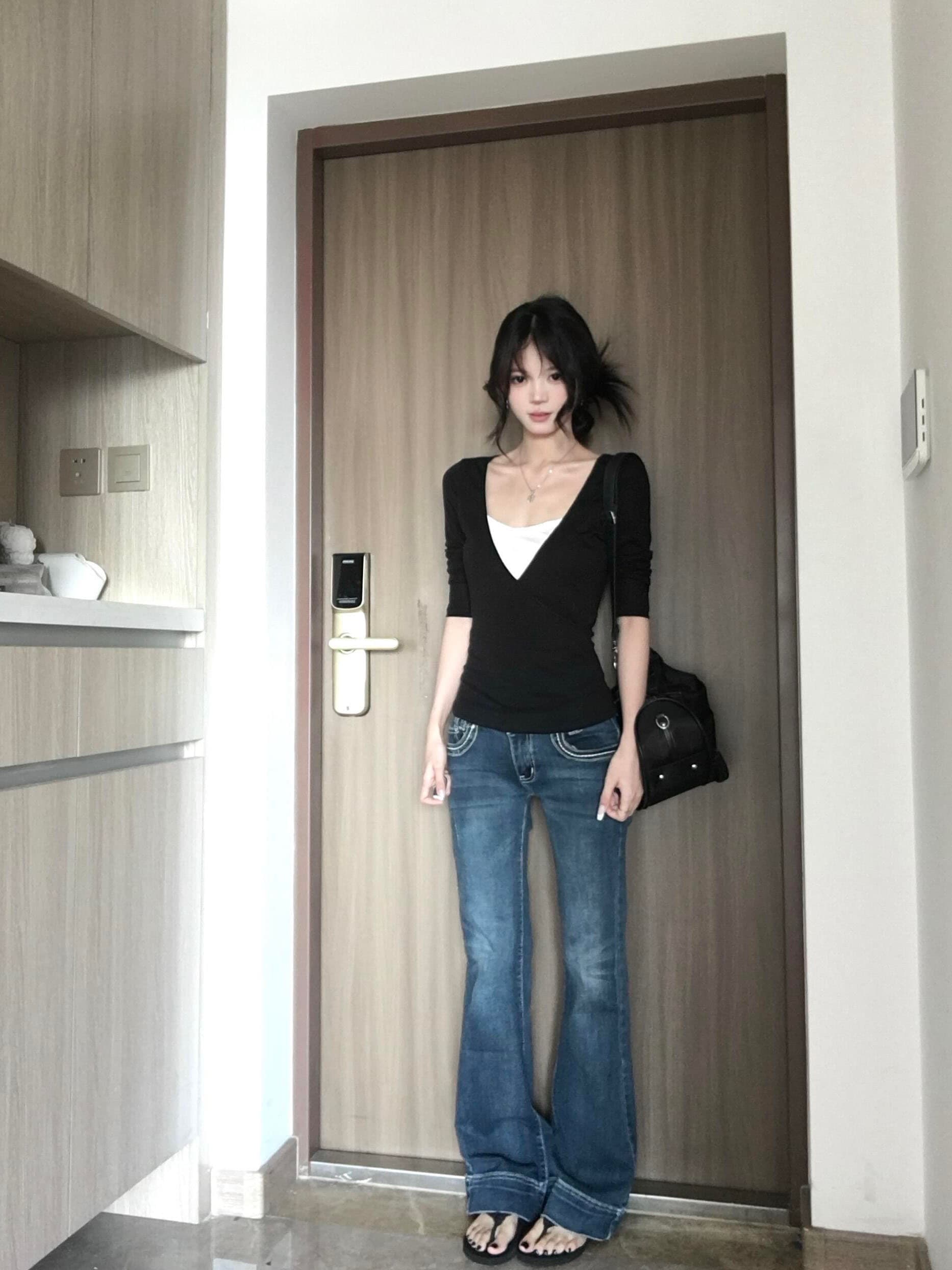 모달 사람들 면 검정색 V넥 페이크 레이어드 긴팔 티셔츠 여성 몸매 가꾸기 슬림해 보이는 기본 셔츠 한 첨부 된 의류 상세 이미지 3