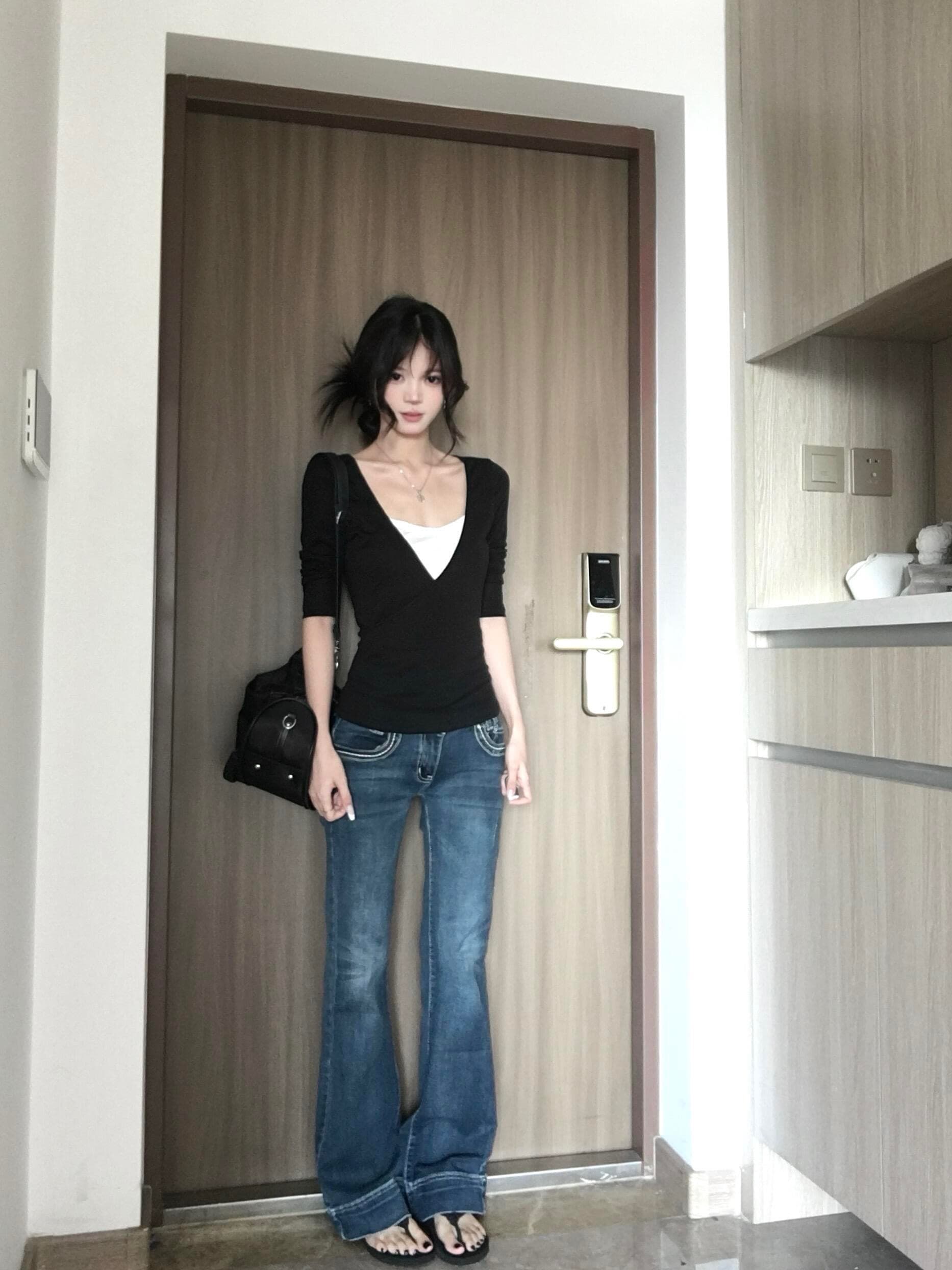 모달 사람들 면 검정색 V넥 페이크 레이어드 긴팔 티셔츠 여성 몸매 가꾸기 슬림해 보이는 기본 셔츠 한 첨부 된 의류 상세 이미지 5