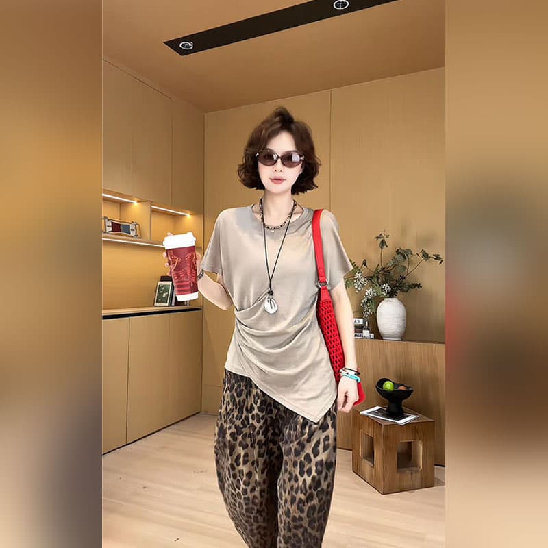 2026 여름 새로운 작은 대중 십자가 칼라 품격 연령 감소 불규칙 티셔츠 하이웨이스트 슬림해 보이는 레오파드 무늬 캐주얼 바지 여성 이미지 3