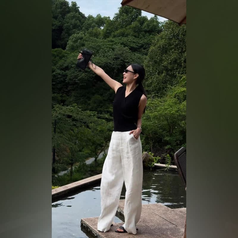 한 부서 V넥 꼬집기 허리 슬림해 보이는 민소매 조끼 빛 요리 한 바람 품격 도루 센스 화이트 캐주얼 와이드 레그 팬츠 투피스 슈트 여성 상세 이미지 3
