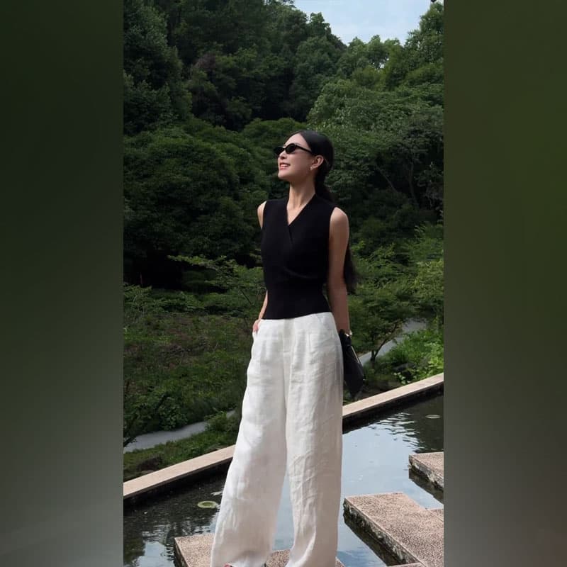 한 부서 V넥 꼬집기 허리 슬림해 보이는 민소매 조끼 빛 요리 한 바람 품격 도루 센스 화이트 캐주얼 와이드 레그 팬츠 투피스 슈트 여성 상세 이미지 5