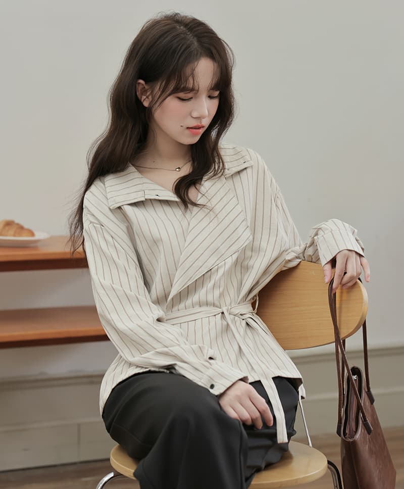2026 실사 가을 새로운 허리 수축 프랑스식 캐주얼 스트라이프 디자인 센스 터틀넥 레이스업 둘 착용 셔츠 맨위 이미지 2