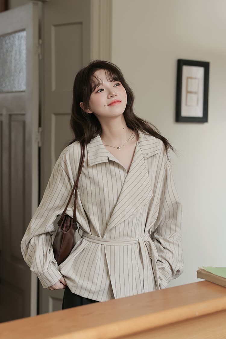 2026 실사 가을 새로운 허리 수축 프랑스식 캐주얼 스트라이프 디자인 센스 터틀넥 레이스업 둘 착용 셔츠 맨위 상세 이미지 2