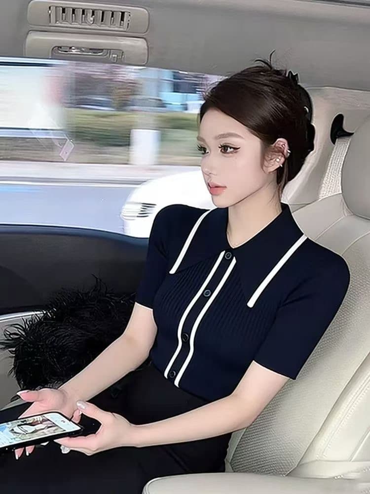 진한 파란색 배색 측면 폴로 칼라 싱글 줄 버튼 쇼트 스타일 니트 스웨터 여성 여름 새로운 타이트 디스플레이 몸 인사이드 잡아라. 의류 상세 이미지 3