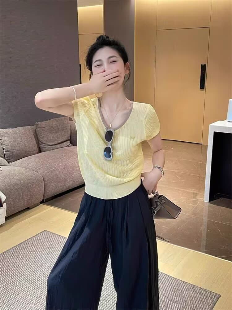 하늘색 u 칼라 얼음 실크 니트 반팔 티셔츠 여성 여름 배색 뒤로 홀로우 아웃 긍정적 인 어깨 루즈핏 디스플레이 얇고 작은 맨위