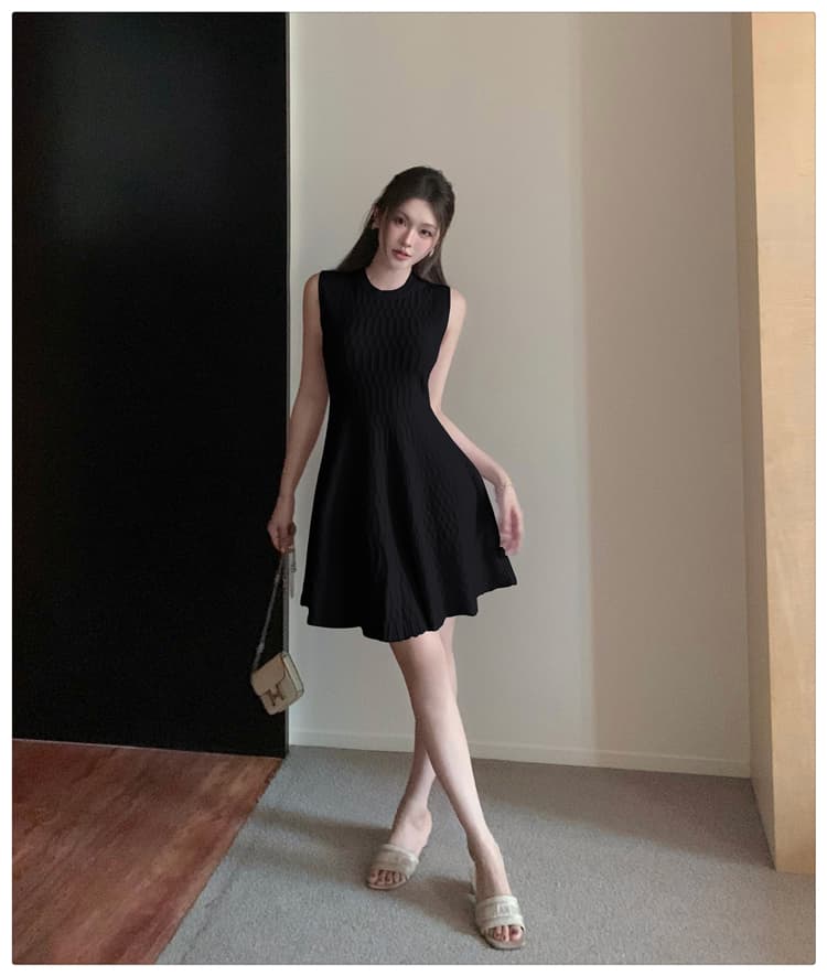 2026 가을 겨울 새로운 3 차원 다이아몬드 모양 곡물 민소매 라운드 넥 품격 패션 몸매 가꾸기 한 마디 니트 드레스 만나는 상세 이미지 18