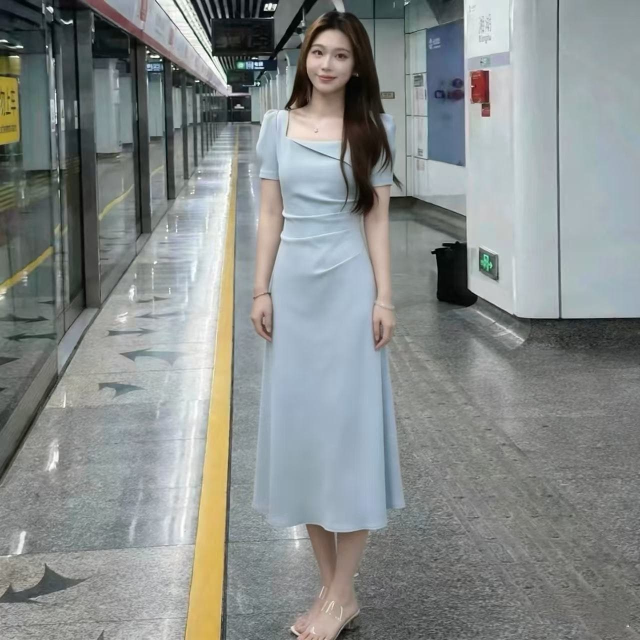 파란색 여성 드레스 2026 여름 새로운 몸매 가꾸기 가스 질감 부드러운 바람 광장 칼라 프랑스식 중간 길이 치마 이미지 2