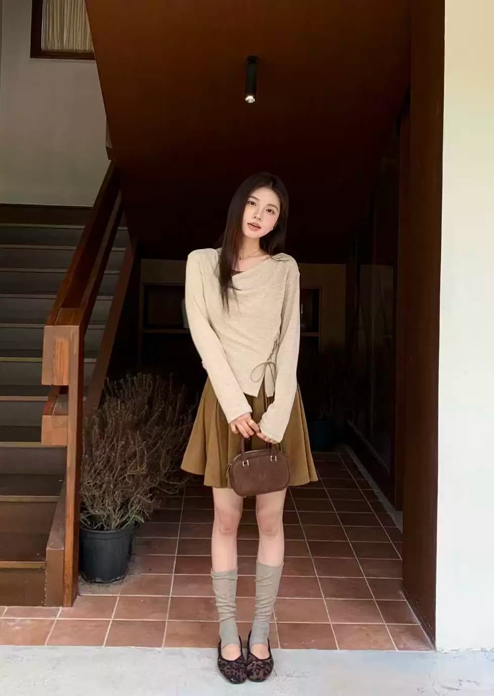 2026 가을 새로운 프랑스식 흔들다 칼라 레이스업 허리 수축 슬림해 보이는 맨위 허리밴드 플리츠 치마 세트 이미지 3
