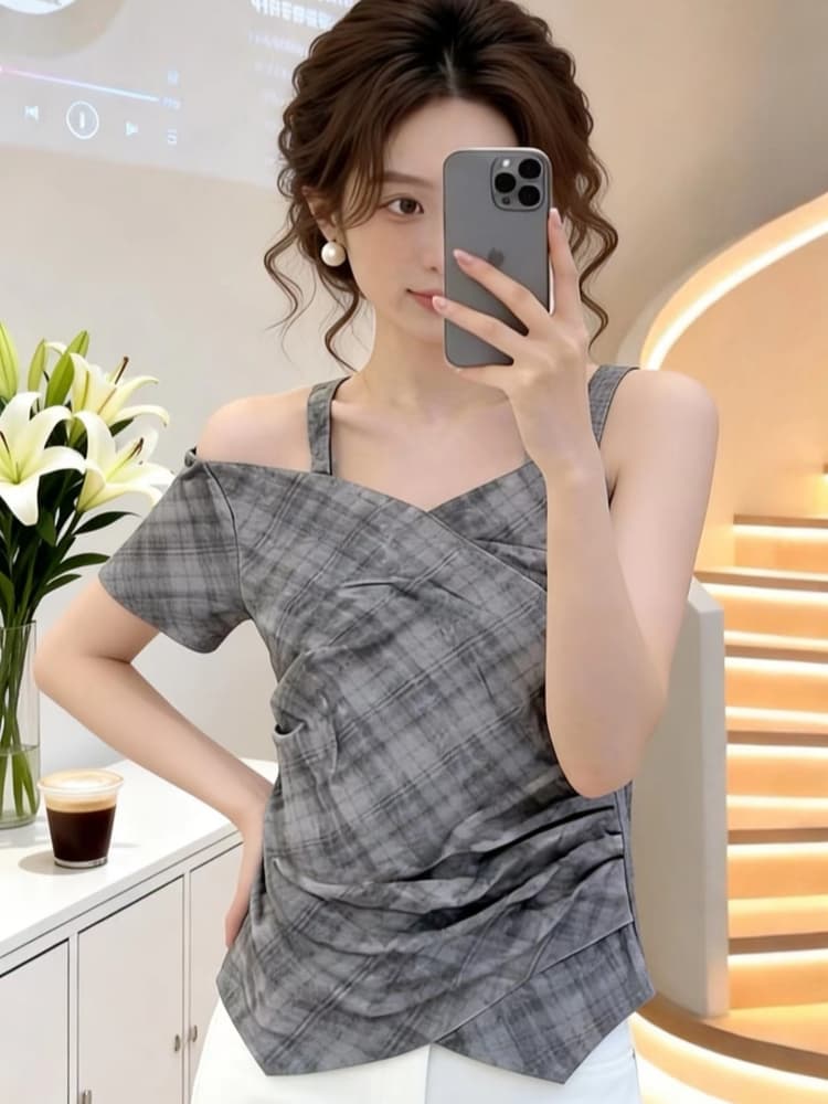 섹시함 V넥 티셔츠 여성 2026 새로운 여름 디자인 센스 불규칙 맨위 몸매 가꾸기 슬림해 보이는 외국 가스 반팔 작은 셔츠 이미지 2