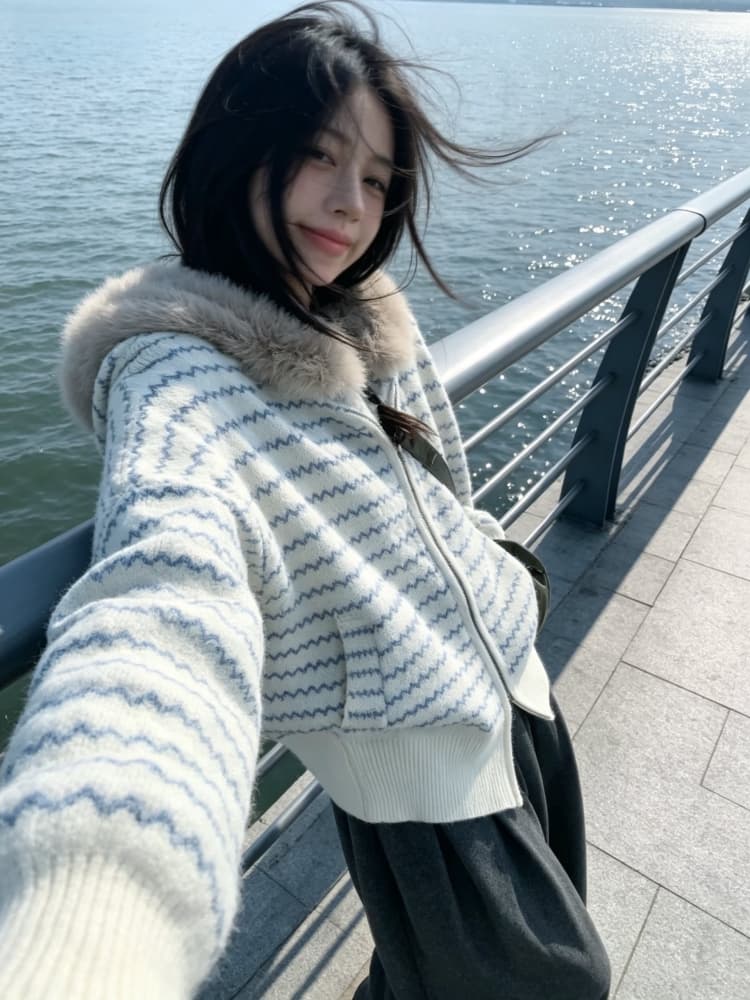 한 부서 달콤한 차가운 화이트 블루 스트라이프 모피 칼라 후드 스웨터 여성 코트 2026 가을 겨울 느긋한 바람 니트 오픈 가디건 맨위 상세 이미지 3