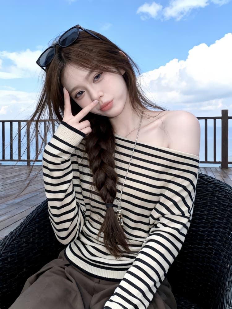 한 부서 스트라이프 비스듬한 어깨 긴팔 스웨터 여자 2026 가을 겨울철 새로운 디자인 센스 오프숄더 니트 스웨터 맨위 트렌디