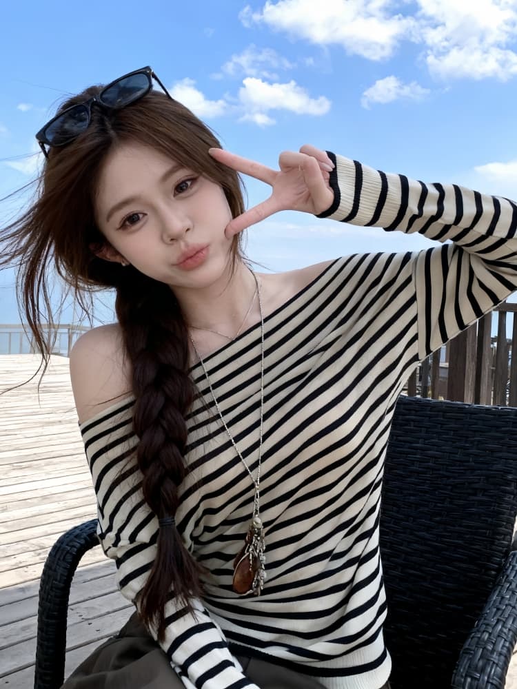 한 부서 스트라이프 비스듬한 어깨 긴팔 스웨터 여자 2026 가을 겨울철 새로운 디자인 센스 오프숄더 니트 스웨터 맨위 트렌디 상세 이미지 3