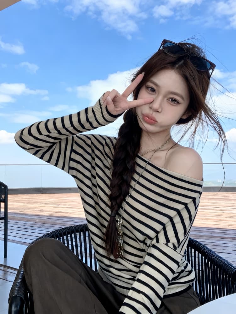 한 부서 스트라이프 비스듬한 어깨 긴팔 스웨터 여자 2026 가을 겨울철 새로운 디자인 센스 오프숄더 니트 스웨터 맨위 트렌디 상세 이미지 4