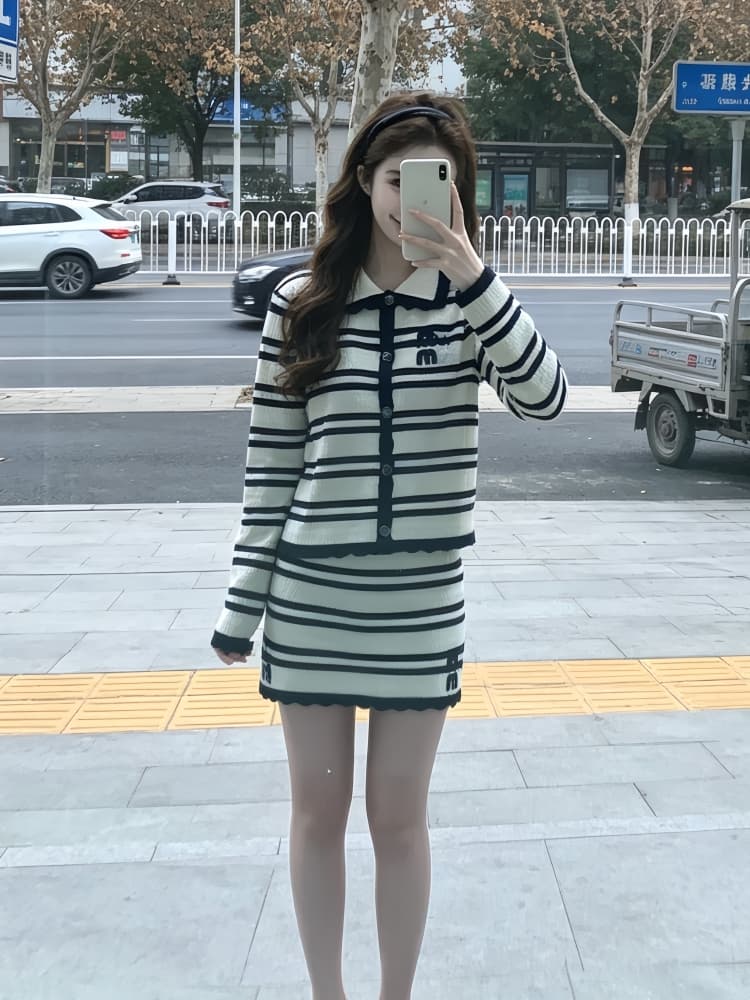 작은 샤넬 스타일 니트 세트 여성 가을 의상 2026 새로운 레트로 학원 스타일 품격 고급 센스 반신 스커트 투피스 세트 상세 이미지 2