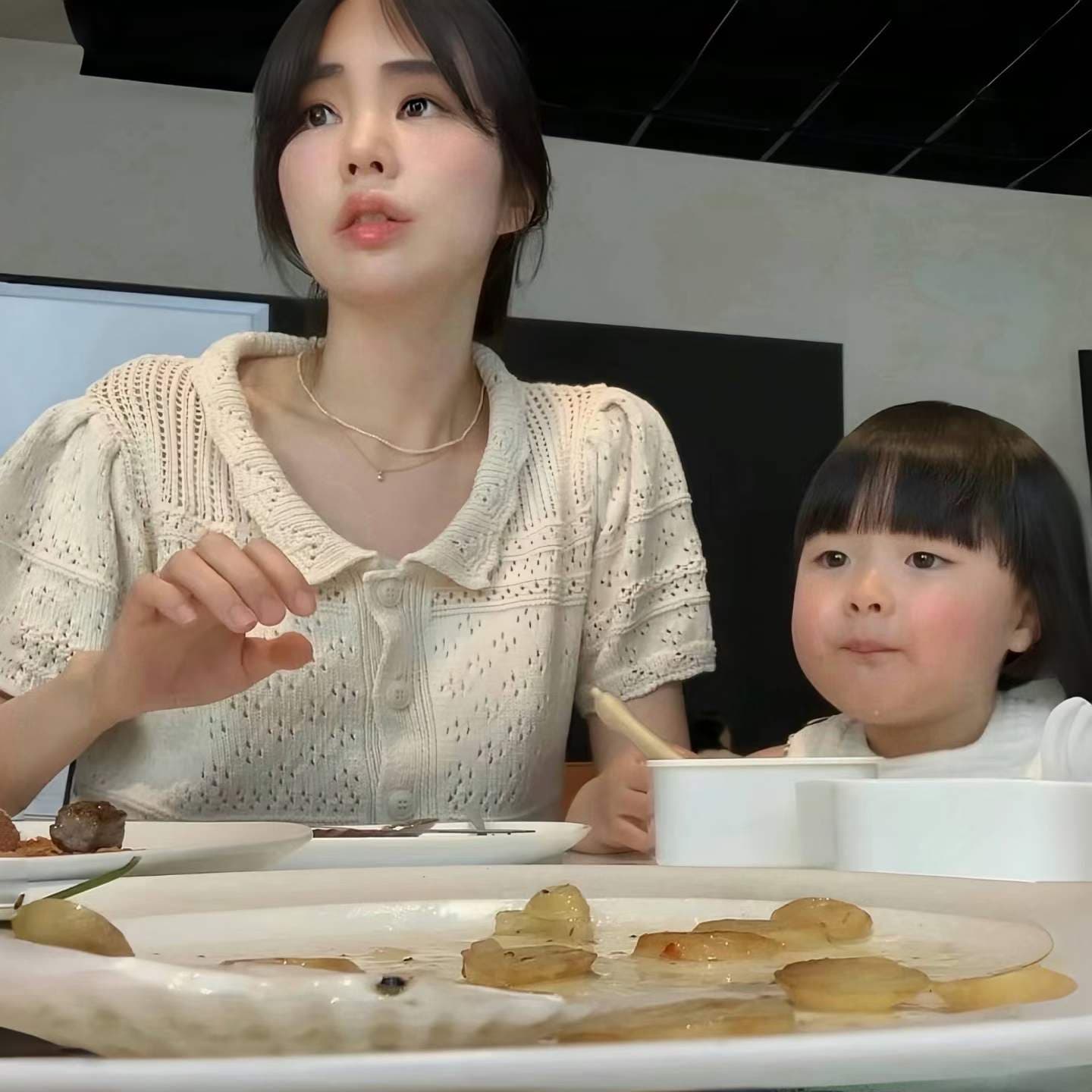 한국 chic 패션 홀로우 아웃 귀여운 작은 레이스 베이비 칼라 반팔 니트 스웨터 여성 프랑스식 품격 우아함 맨위