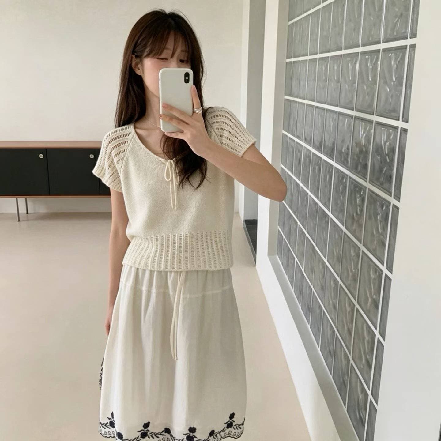 한국 동대문 여름 새로운 프랑스식 레트로 V넥 레이스업 홀로우 아웃 반팔 니트 스웨터 여성 한 첨부 된 의류 트렌디 상세 이미지 9