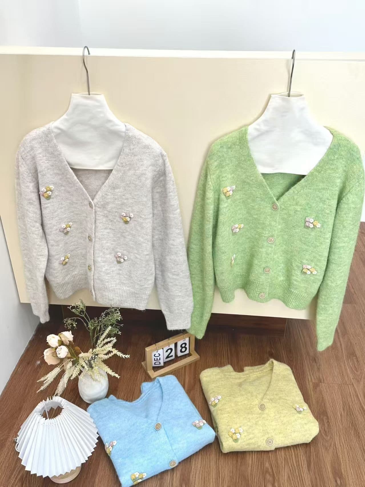 한국 동대문 가을 겨울 새로운 부드러운 바람 달콤함 쇼트 스타일 부드러운 찹쌀 브이넥 다용도 작은 꽃 오픈 가디건 맨위 상세 이미지 1