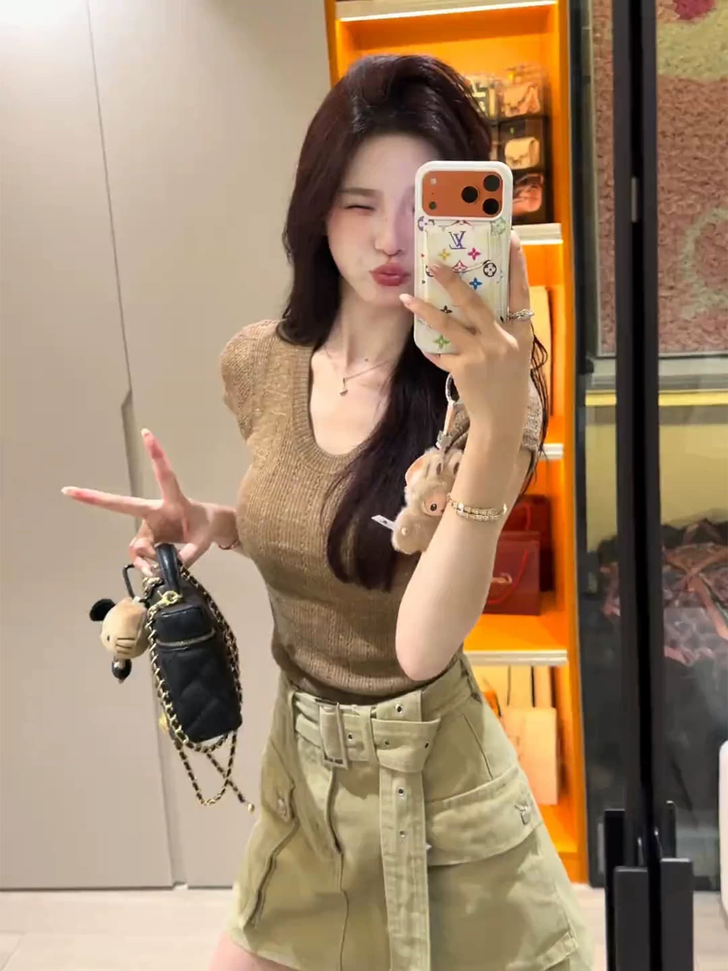 한 부서 착용 가져 가라. 카키 색 홀로우 아웃 V넥 니트 반팔 티셔츠 여성 여름 디자인 센스 작은 대중 몸매 가꾸기 슬림해 보이는 맨위