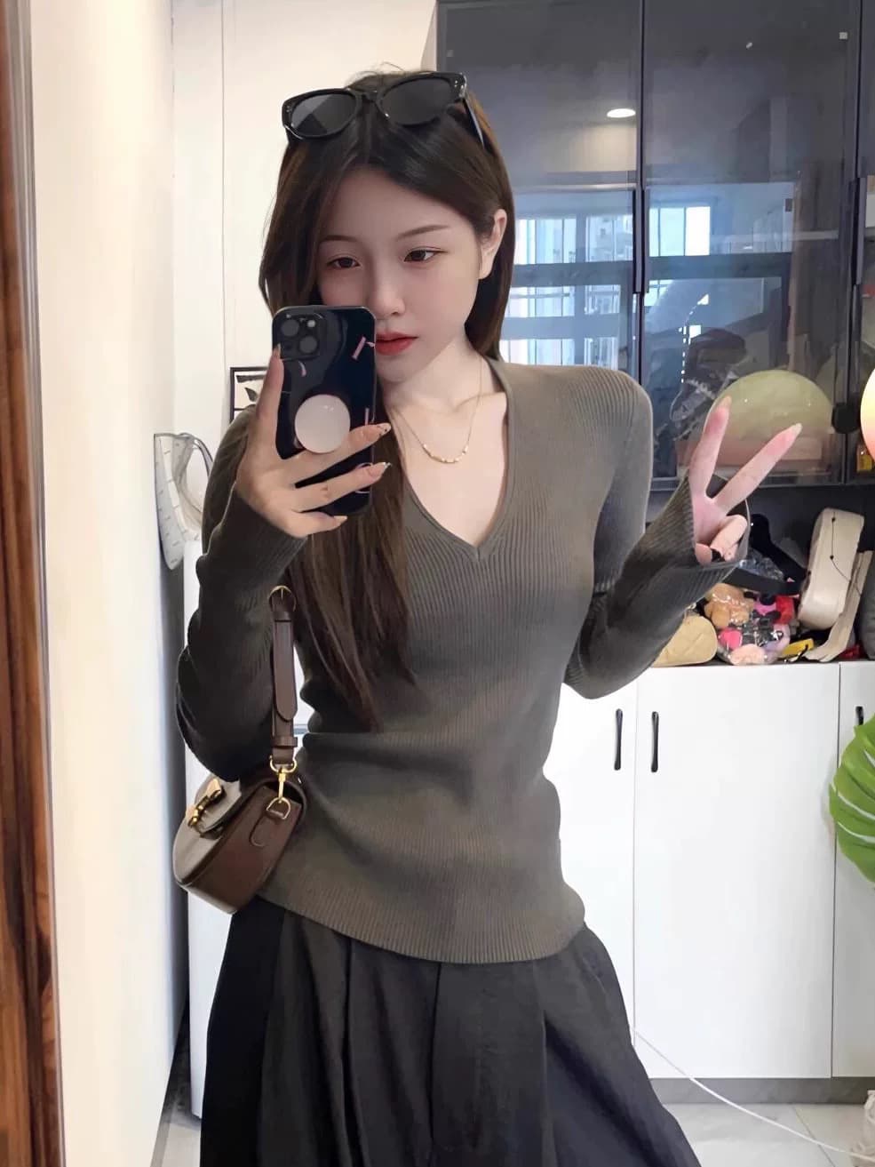 항구 바람 V넥 긴팔 니트 스웨터 여성 가을 겨울 새로운 몸매 가꾸기 디자인 센스 인사이드 가져 가라. 기본 셔츠 chic 맨위 여성 트렌디 이미지 4