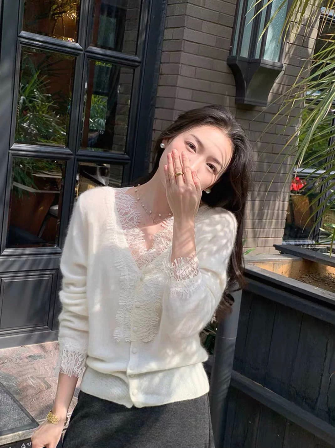 미니멀리즘 바람 레이스 레이스 디자인 센스 섹시함 작은 대중 V넥 싱글 줄 버튼 품격 니트 오픈 가디건 인사이드 가져 가라. 외출용 트렌디