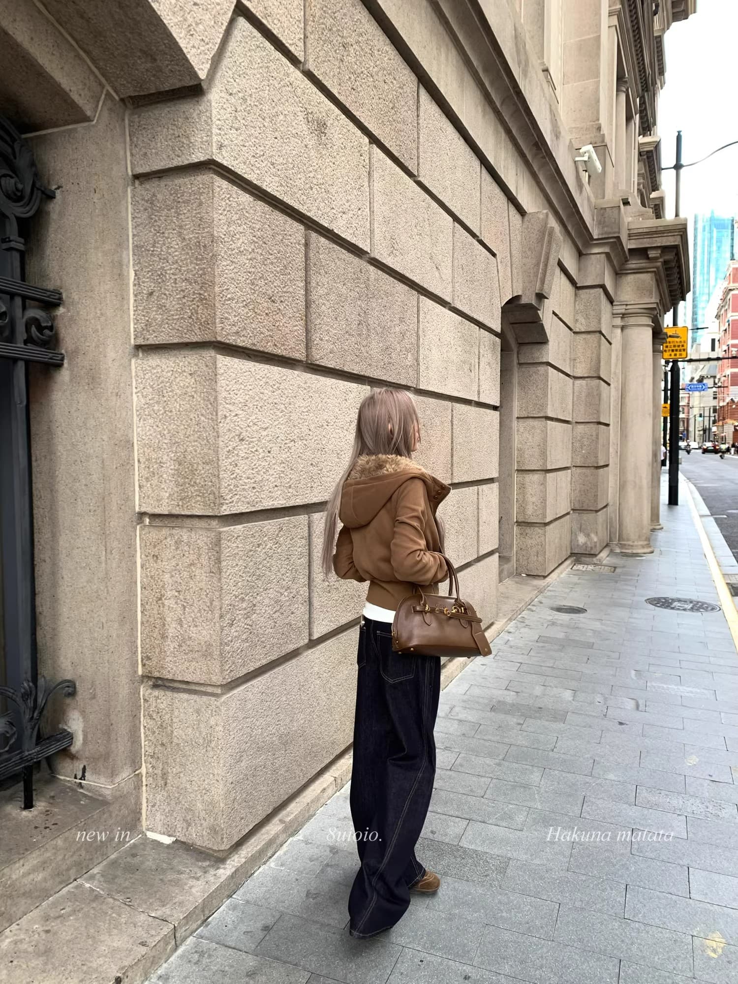 레트로 캐러멜 색상 모피 칼라 여성 코트 2025 겨울 새로운 아메리칸 디자인 센스 몸매 가꾸기 보온 쇼트 스타일 맨위 상세 이미지 4